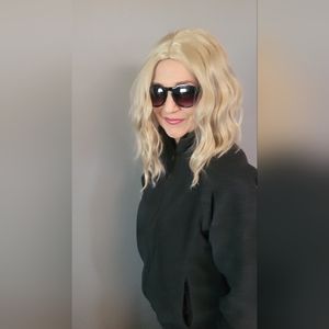 Wavy, short blonde wig